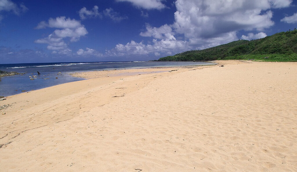 Puraran Beach golden sand and coastline